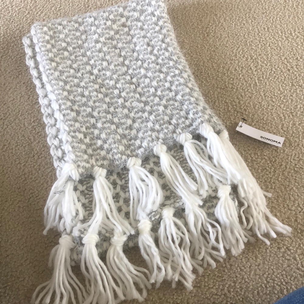 Sonoma light grey and white scarf